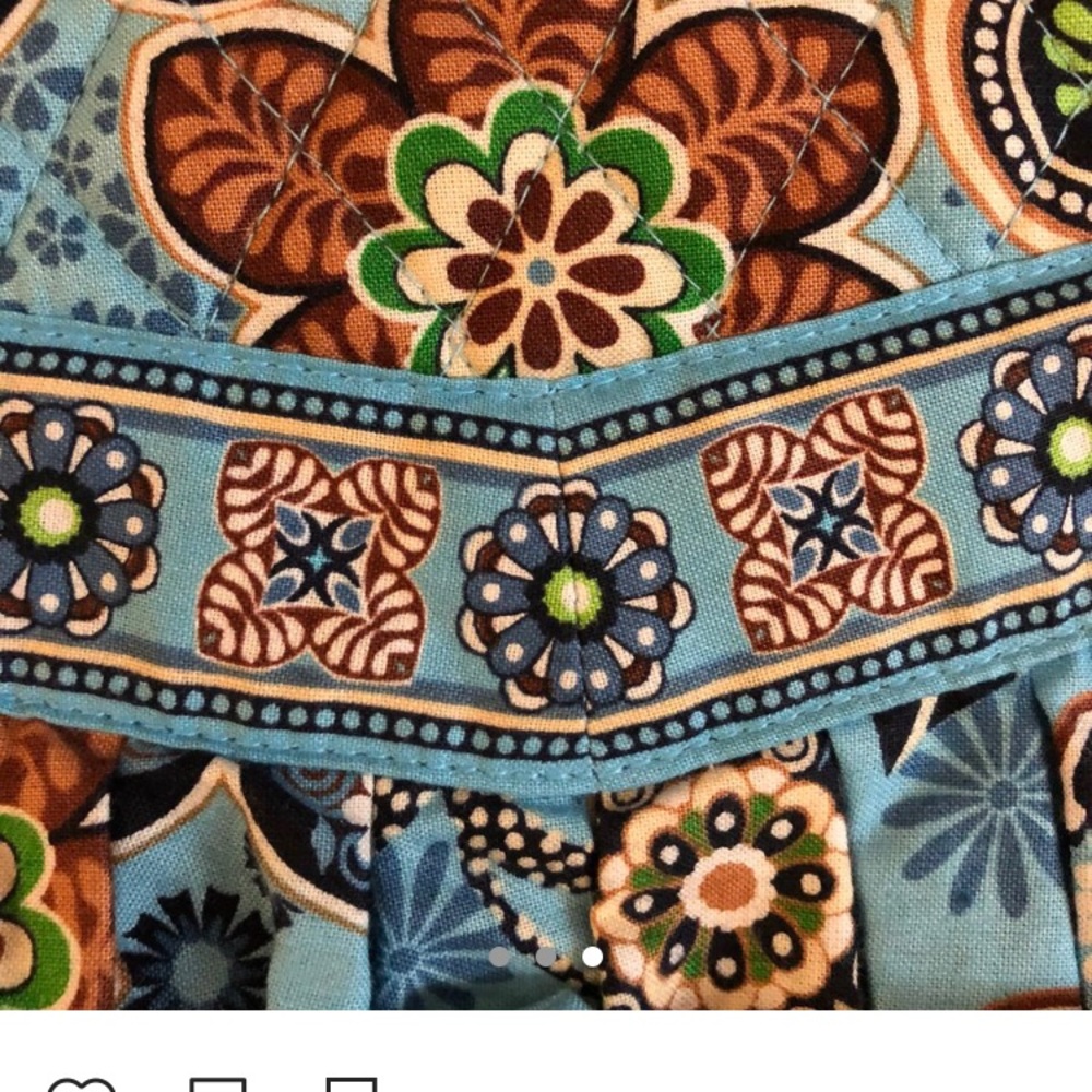 cute blue Vera Bradley purse. In great condition.